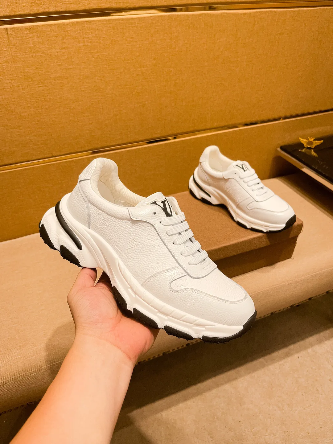 Men's shoes💰 460💰👍[LV]🔥🔝Louis Vuitton, a high-end men's shoe brand, official website 1:1 latest masterpiece: the upper is made of Italian imported first-layer cowhide🔥Official website original special technical cloth fabric matching🔥Original comfortable and breathable lining➕Original designated non-slip outsole🔥Make walking more convenient and comfortable! An exclusive new model, a stunning work, a beautiful 1:1 replica [color] compared to the official quality! Create a fashionable personality to set off your uniqueness! A must-have for trendy men! 🔥, sizes: 38-44. color:.     2⃣️colors available🔥
